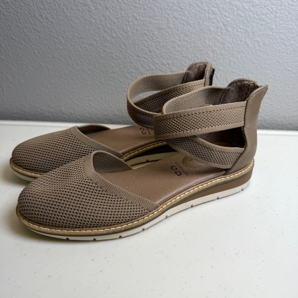 Me Too Womens Sandals size 6.5 Adria Closed Toe Sandal Brown Genuine Vegan - Picture 1 of 9